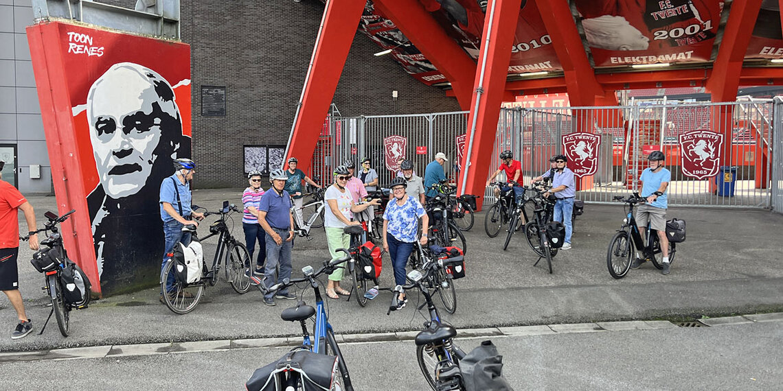 Radler vor dem Stadion Twente Enschede